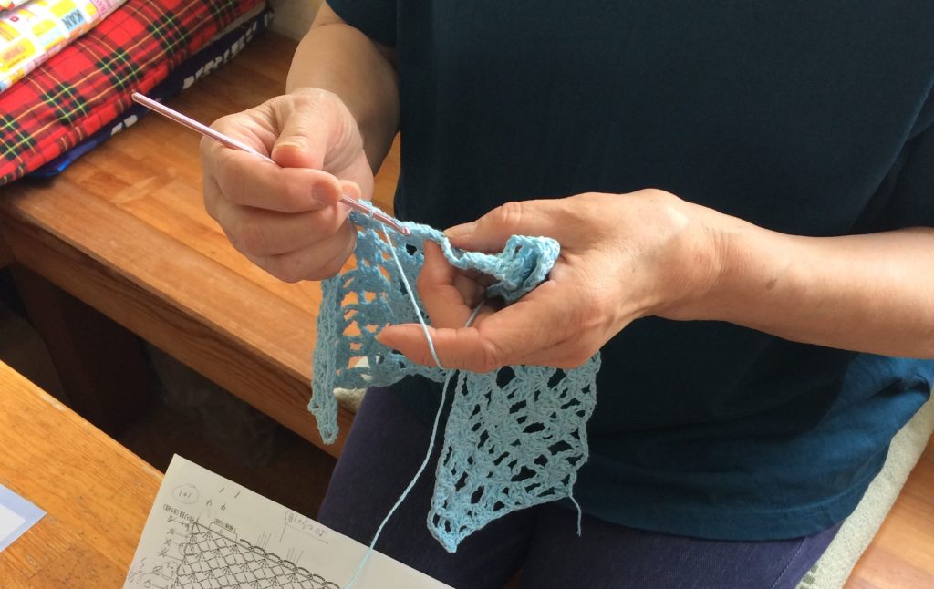 編み物をする参加者