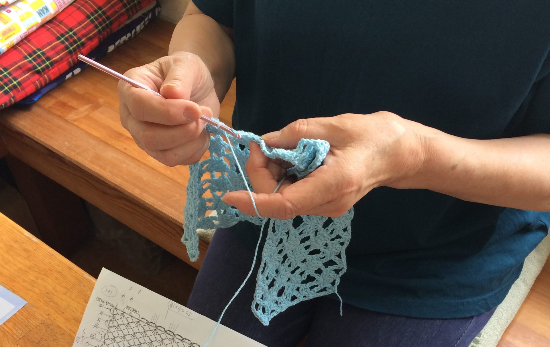 編み物をする参加者