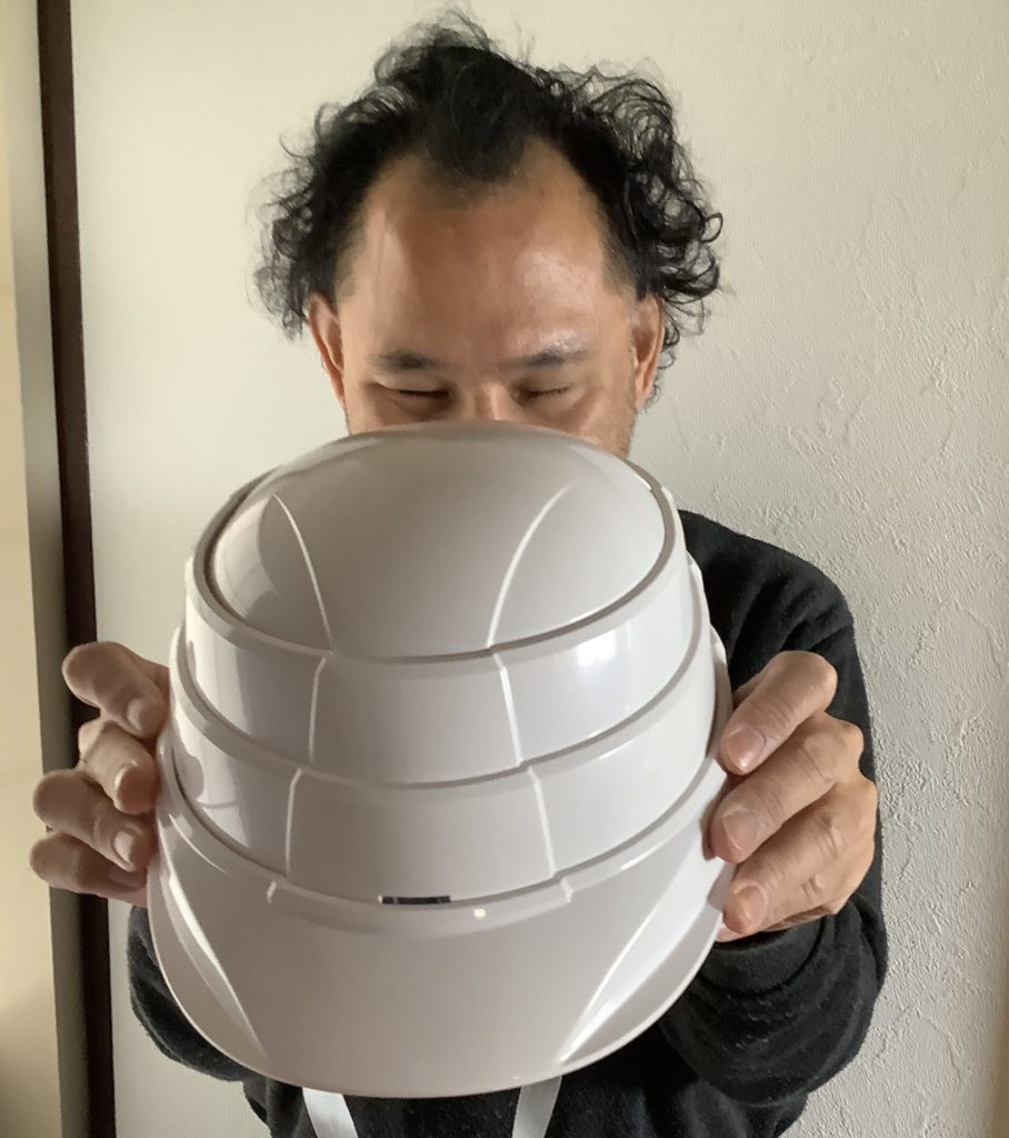 折り畳みヘルメットを持つ著者