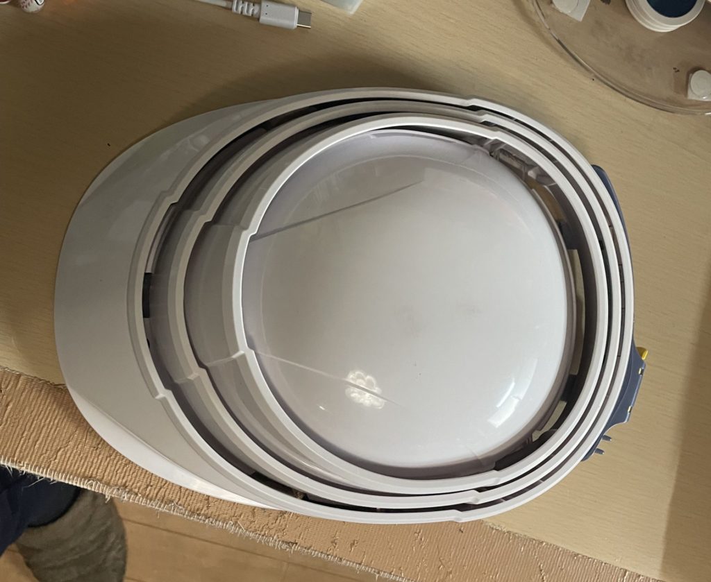 著者が携帯する折り畳みヘルメット