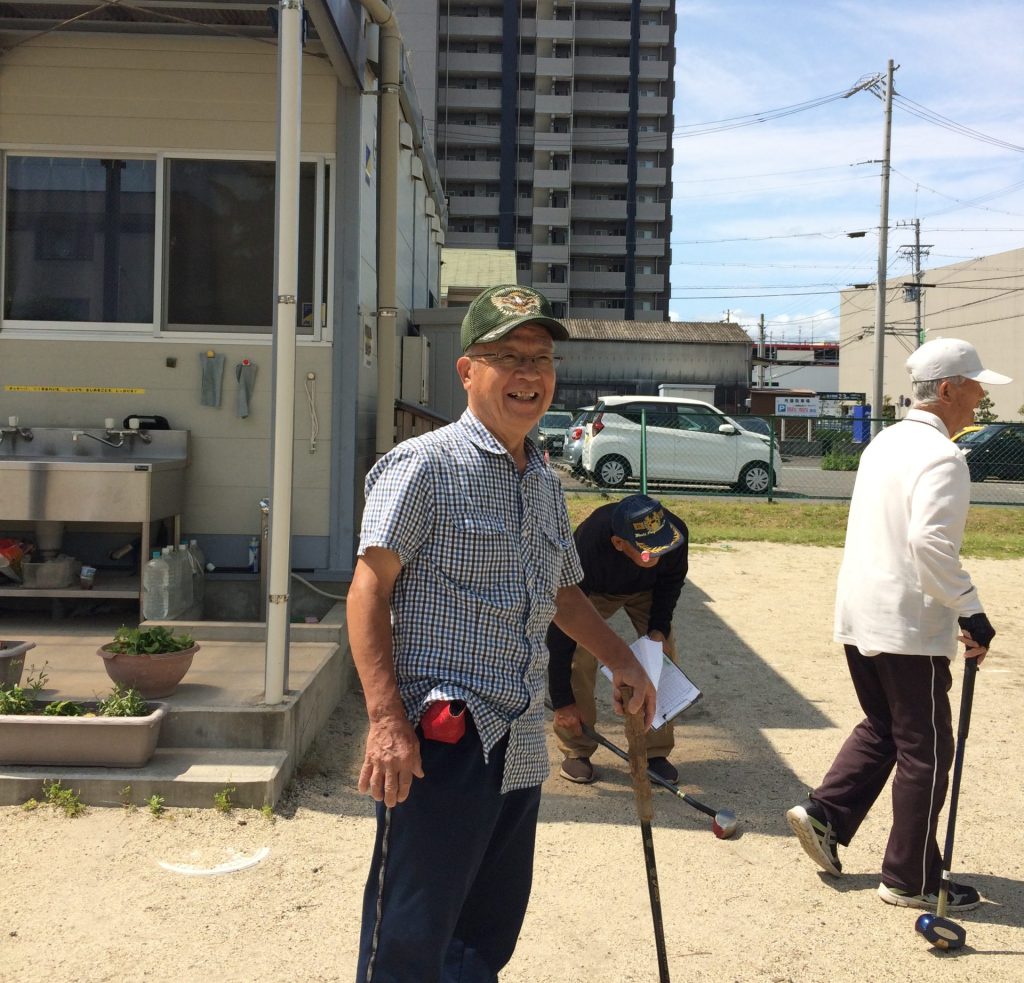 公園の一角の学童保育所と参加者