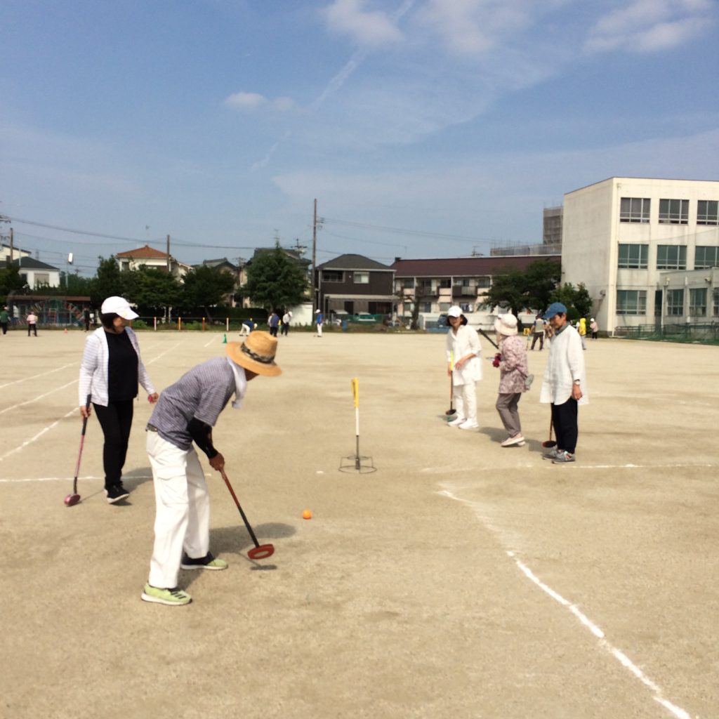 毎回ちがうグループで褒め合いながら体を動かす