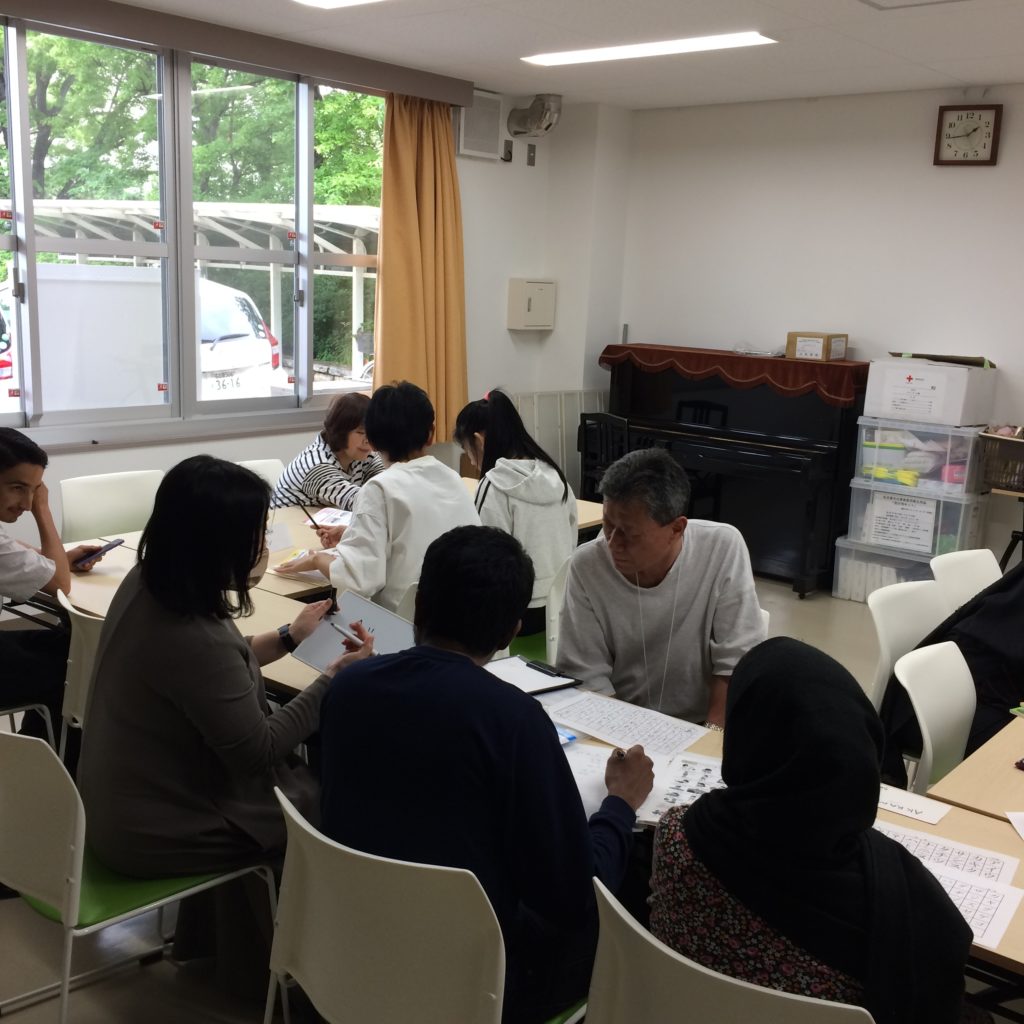 机の内側がスタッフ、外側が参加者