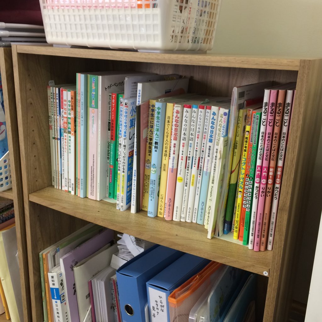 本棚にある日本語テキスト