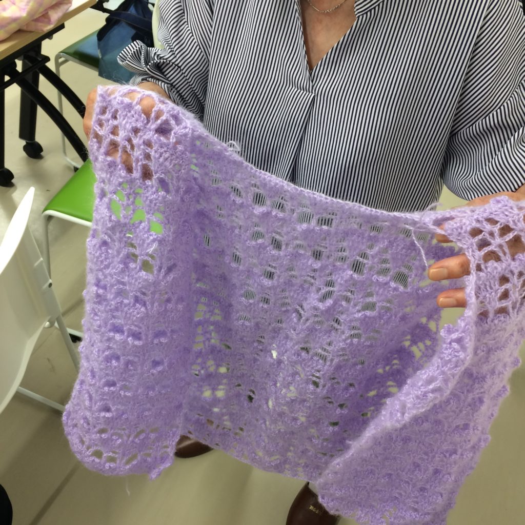 秋の作品展に出すカーディガンの身頃