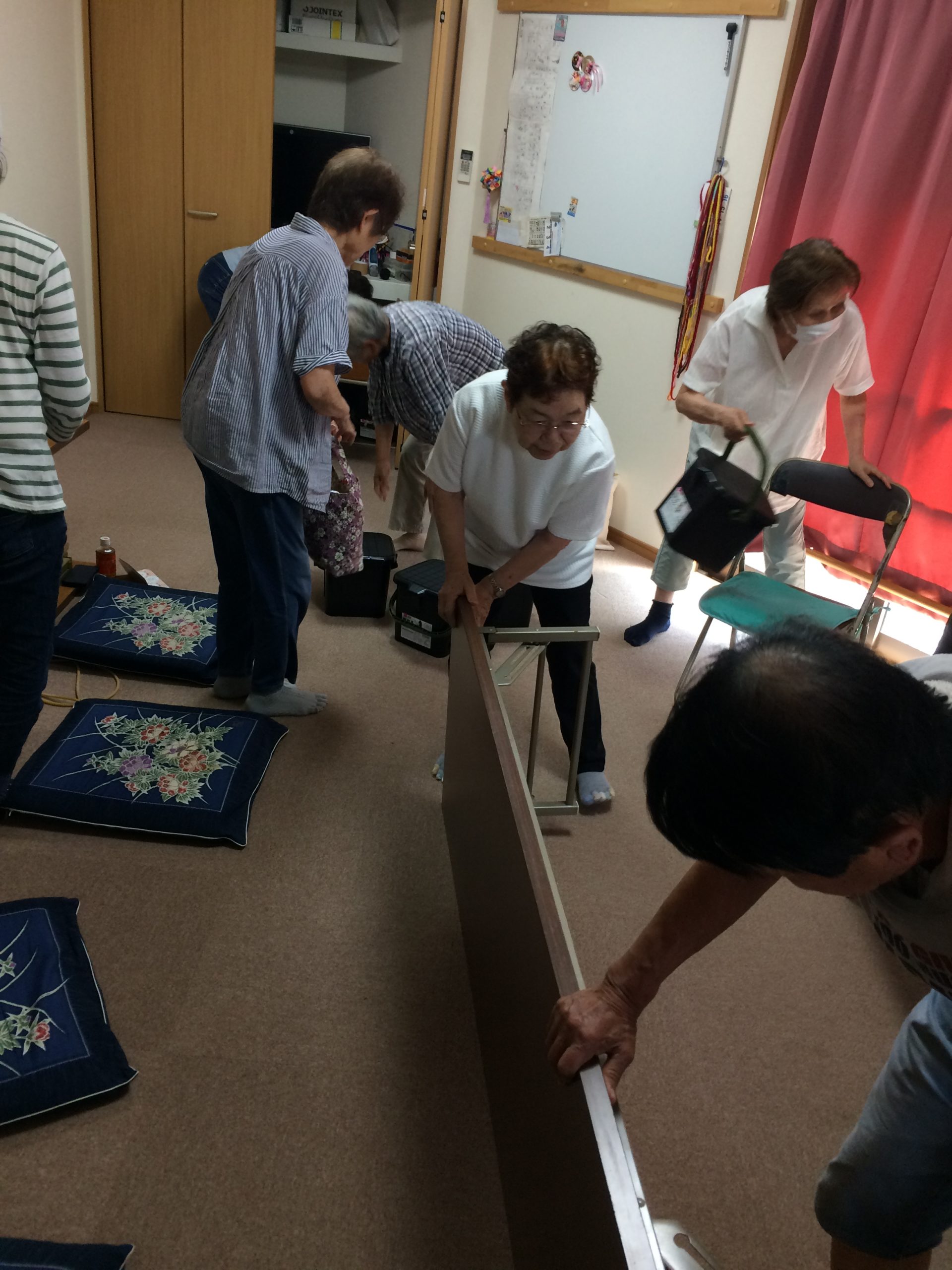 会場準備をする参加者