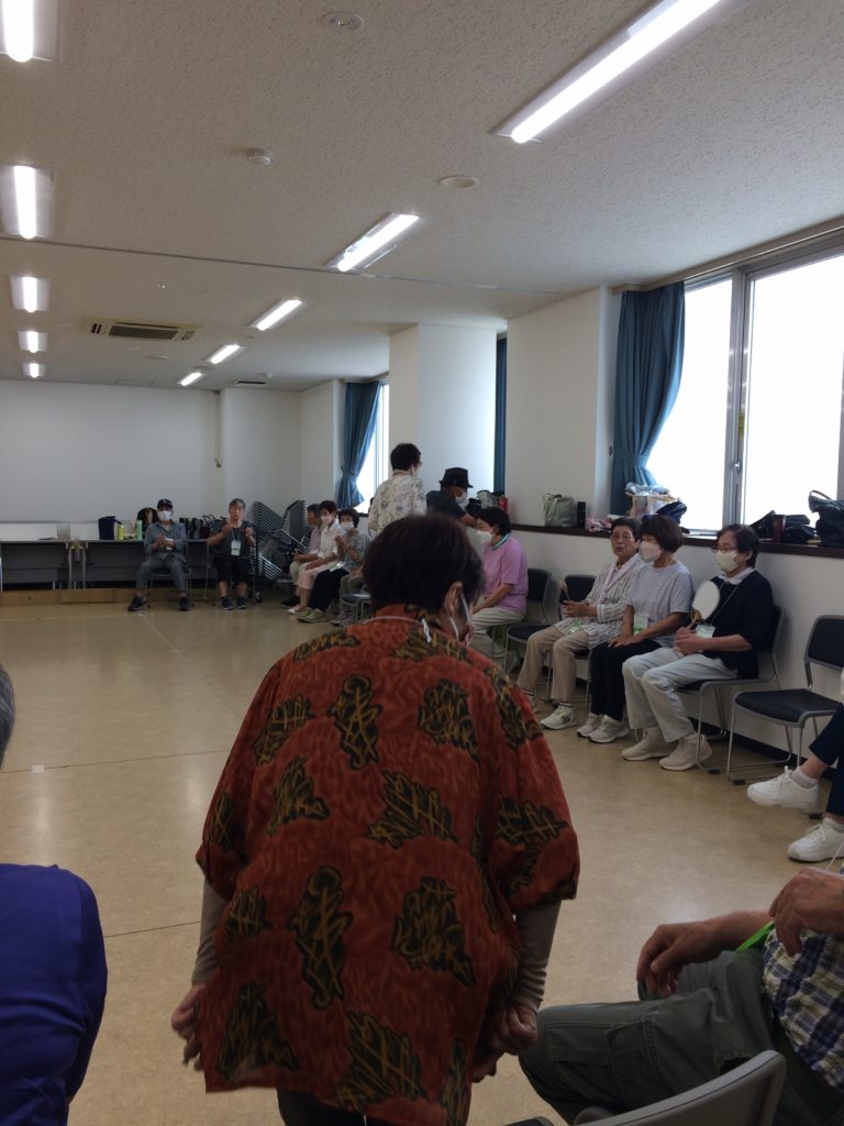 投球は、ギャラリーが見守る中で