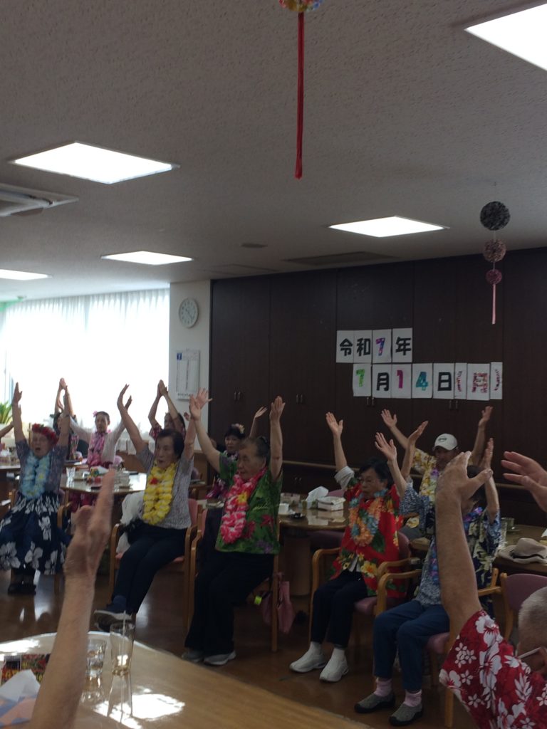 準備体操をする参加者