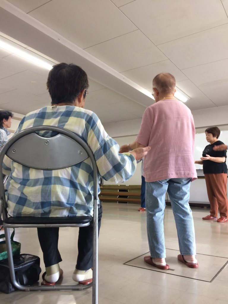 座ってままでもできる気功体操