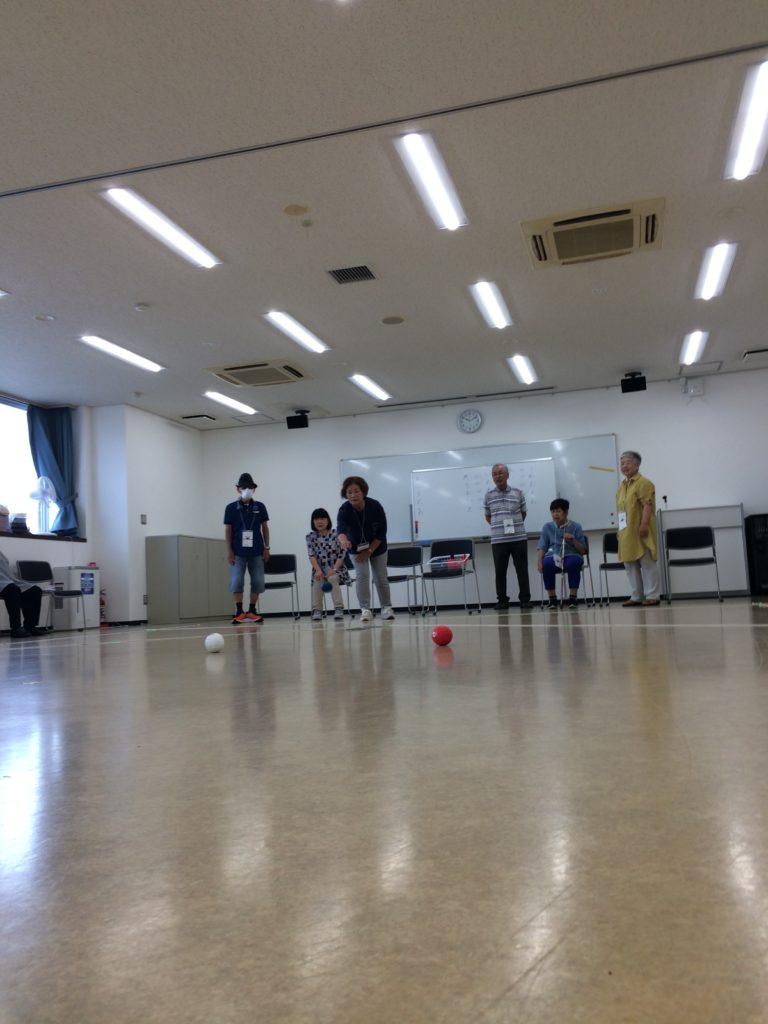 狙いを定めてボールを投げる参加者