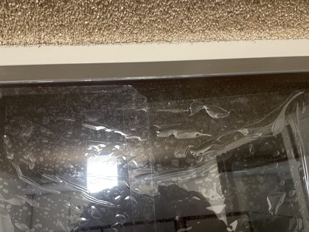 飛散防止フィルムを張った窓ガラス