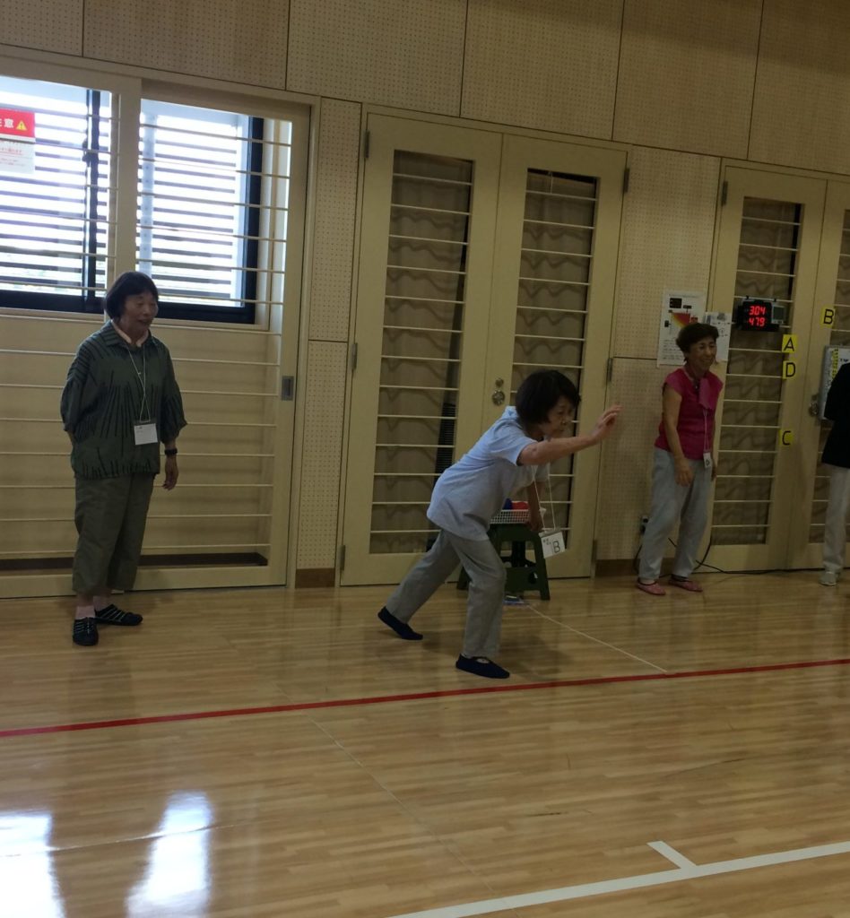 「えいっ」とボールを投げる参加者