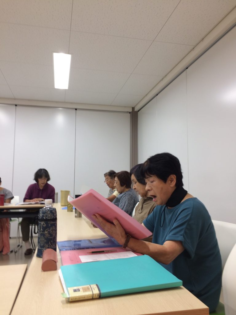 メンバーと代表の鬼頭さん（手前）