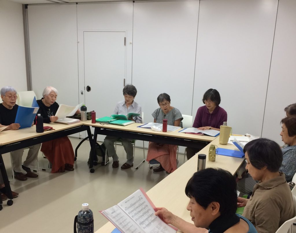 歌詞を覚えるメンバーの皆さん