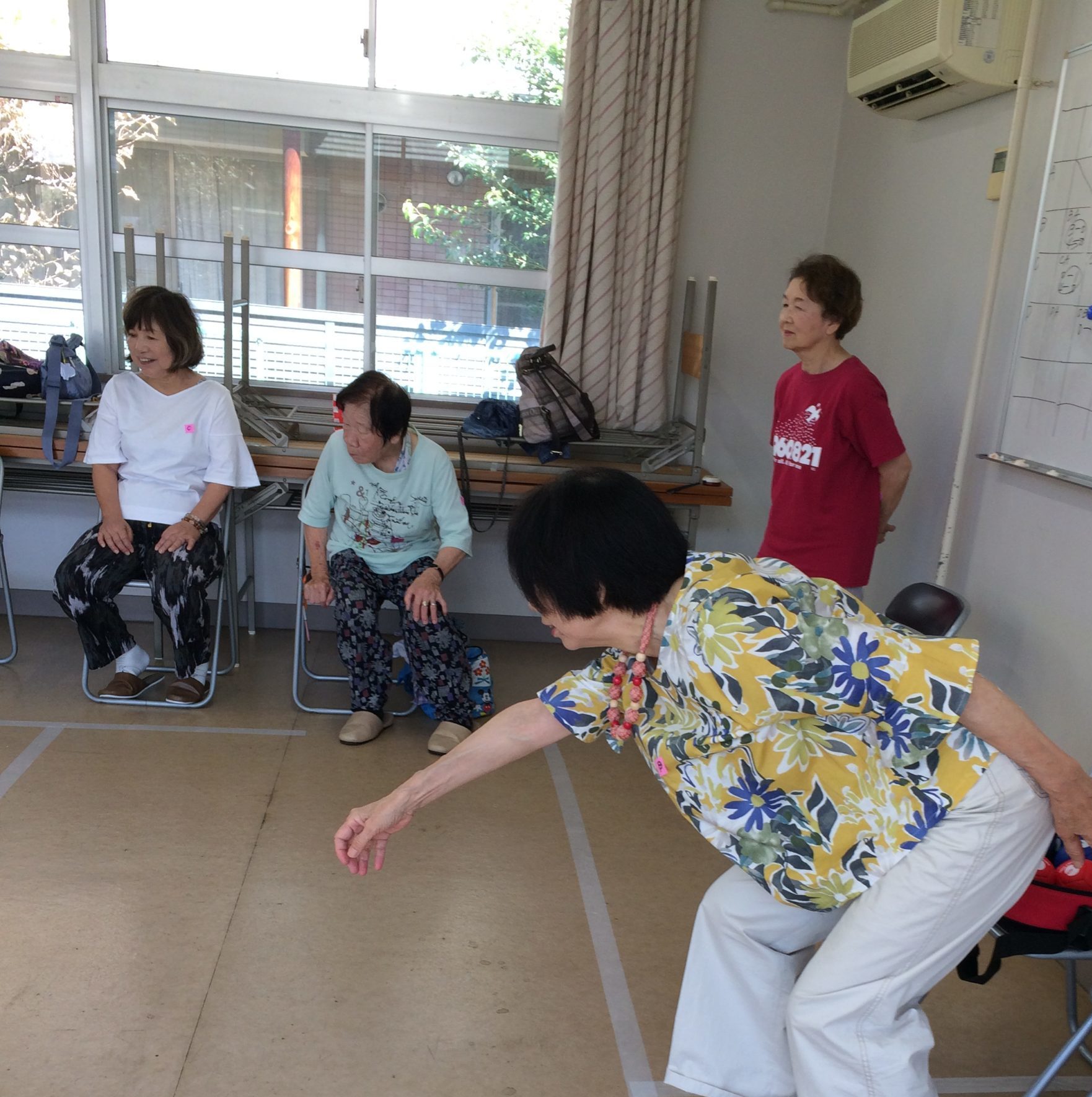 ボッチャに興じる参加者