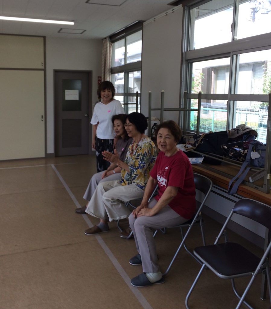 応援する代表の杉山さん（手前）