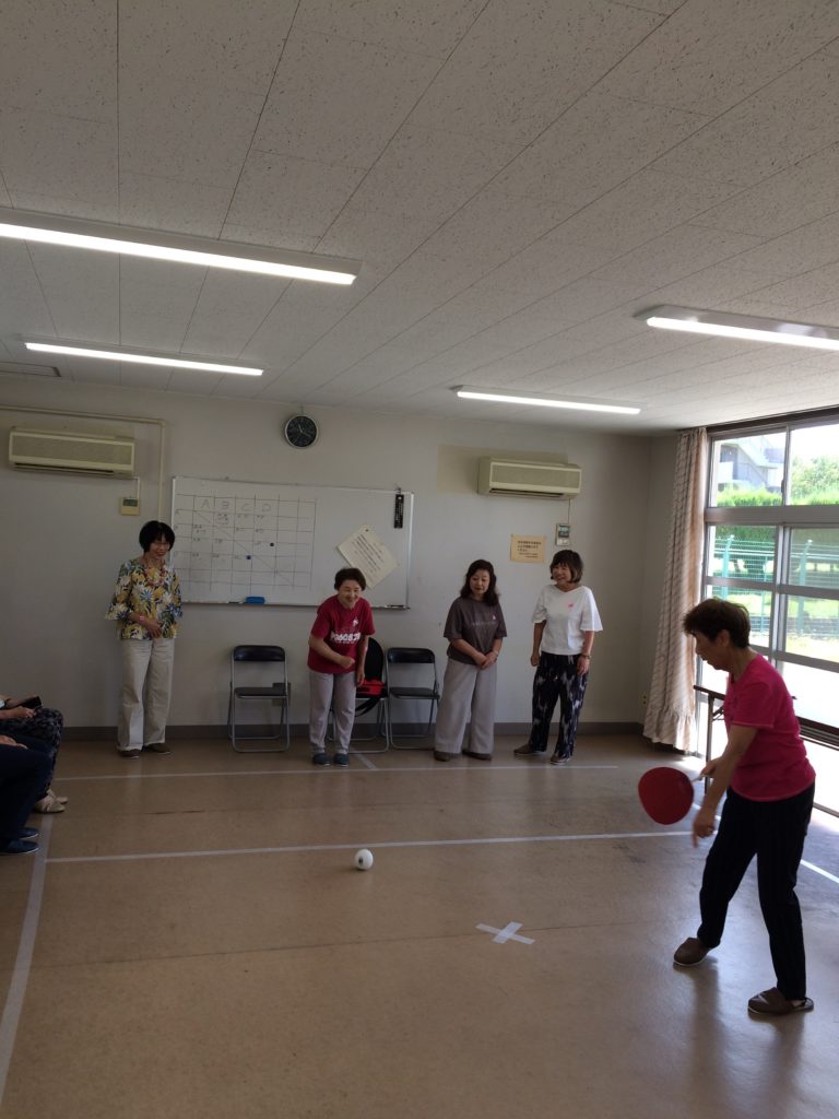 初めてのボッチャに緊張する参加者