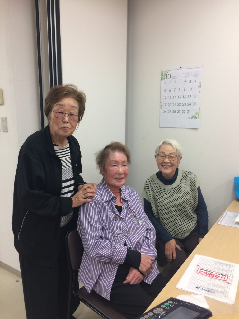 代表の小嶌さん（中央）と本参加者